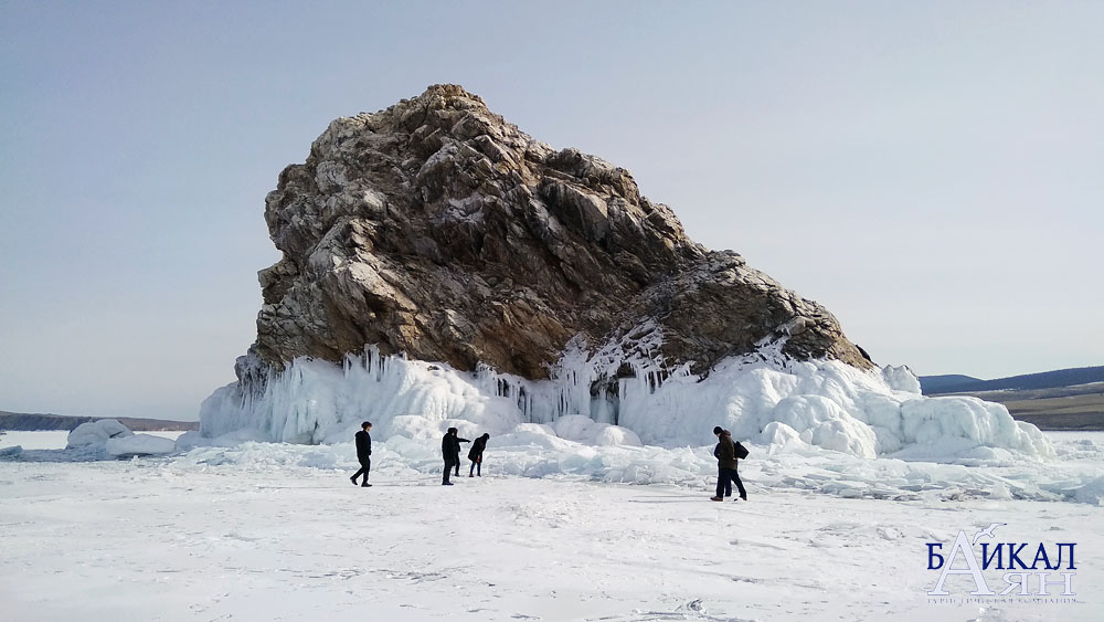 На холодных столах в замерзшей воде